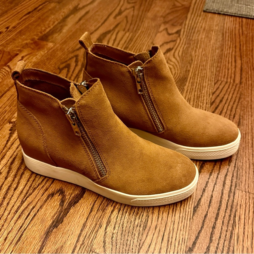 Steve Madden Women’s Camel Colored Wedge Sneakers, size 9, excellent condition